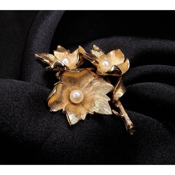 Vintage 1960s Gold-Toned Floral Brooch With Faux Pearl - Picture 5 of 5